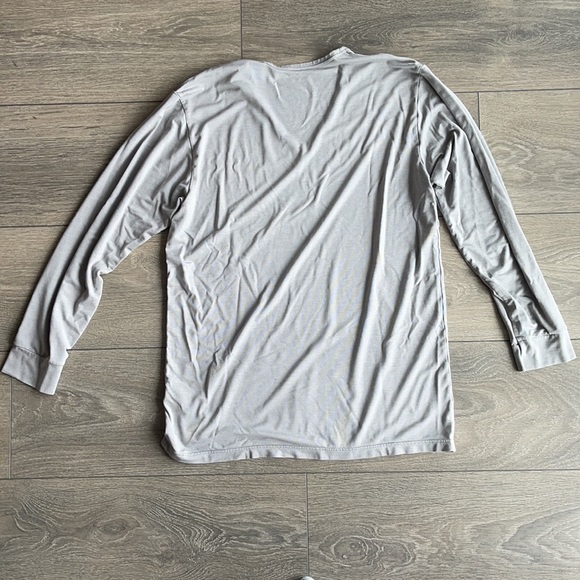 Uniqlo HeatTech Light Gray Long Sleeve Shirt - Picture 2 of 5